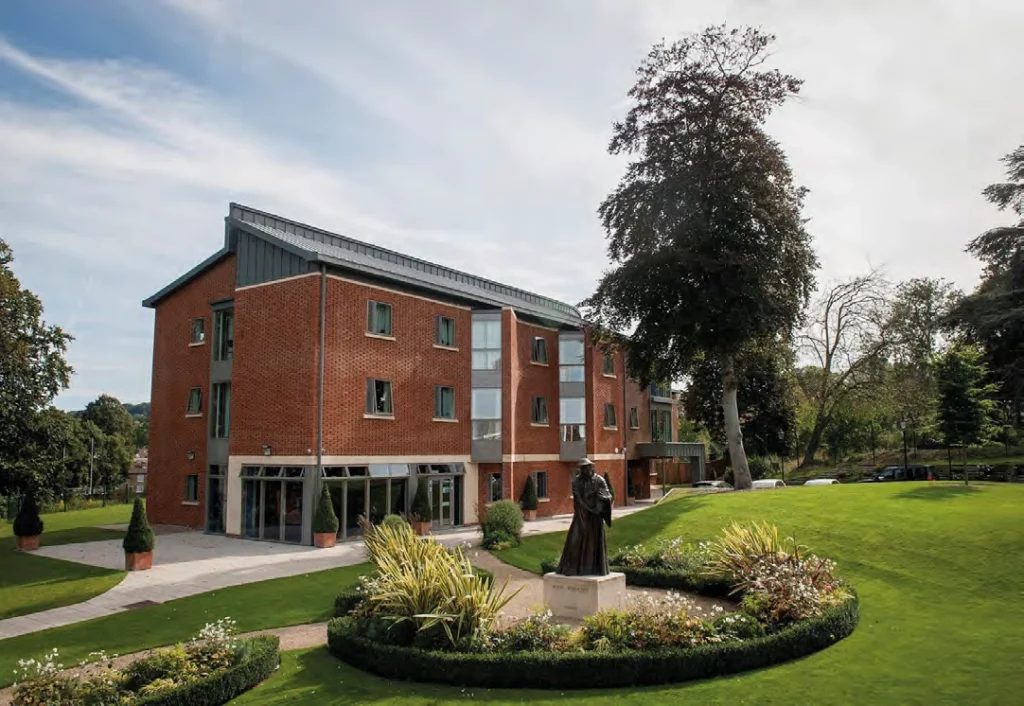 Здание Whitgift School и зелёная территория школьного кампуса в Южном Лондоне