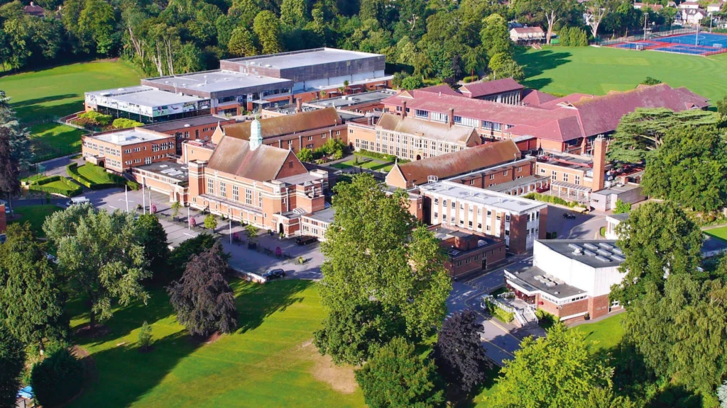 Панорамный вид с высоты на кампус Whitgift School и спортивные площадки в Южном Лондоне